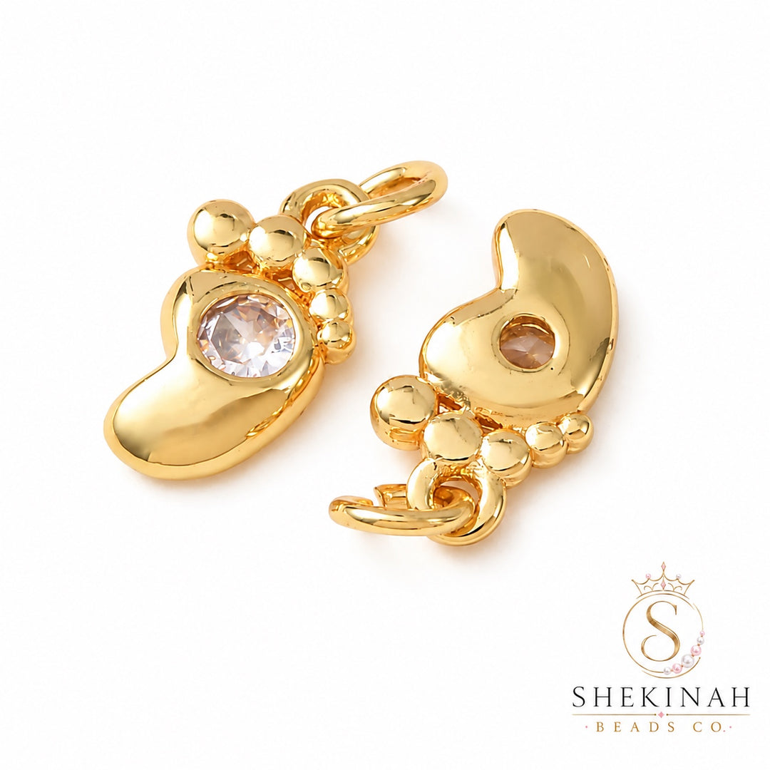 Dije Huellas de Fe Gold Plated 18K con diseño de huellas y cristal