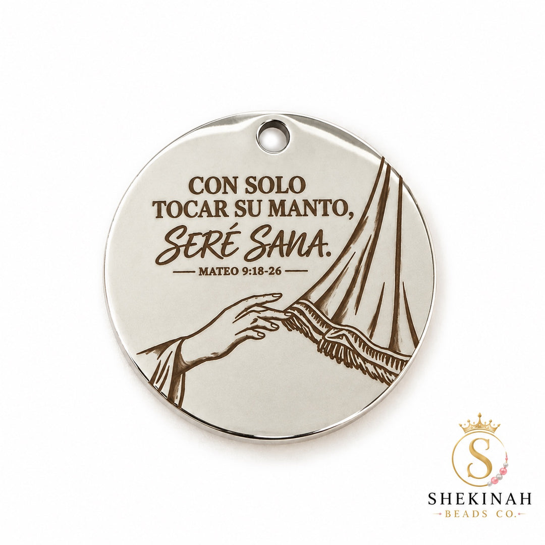Dije redondo silver de stainless steel con mensaje Con solo tocar su manto seré sana, Mateo 9:18-26