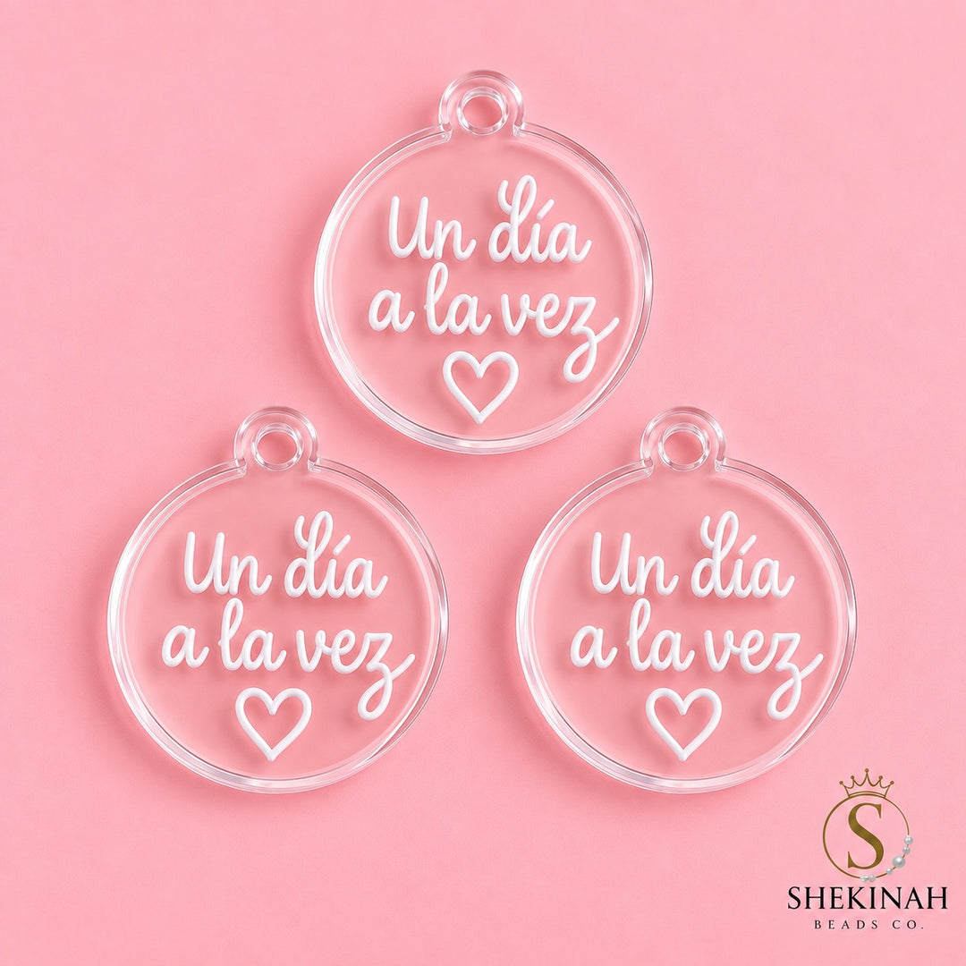 Dije acrílico láser transparente con mensaje Un día a la vez - Shekinah Beads Co.