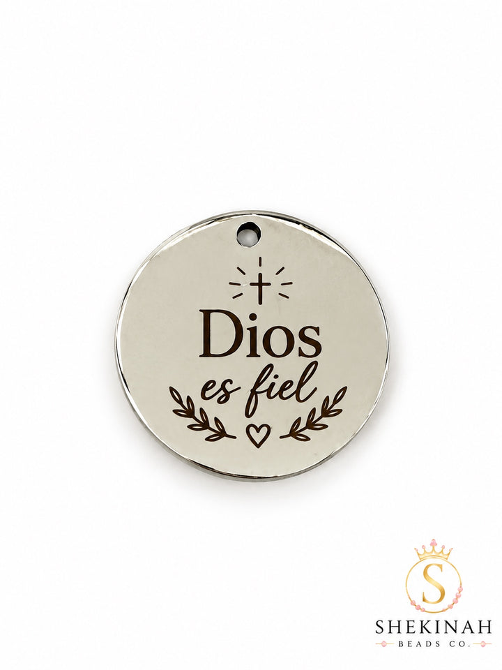 Dije redondo silver de stainless steel grabado con el mensaje Dios es fiel