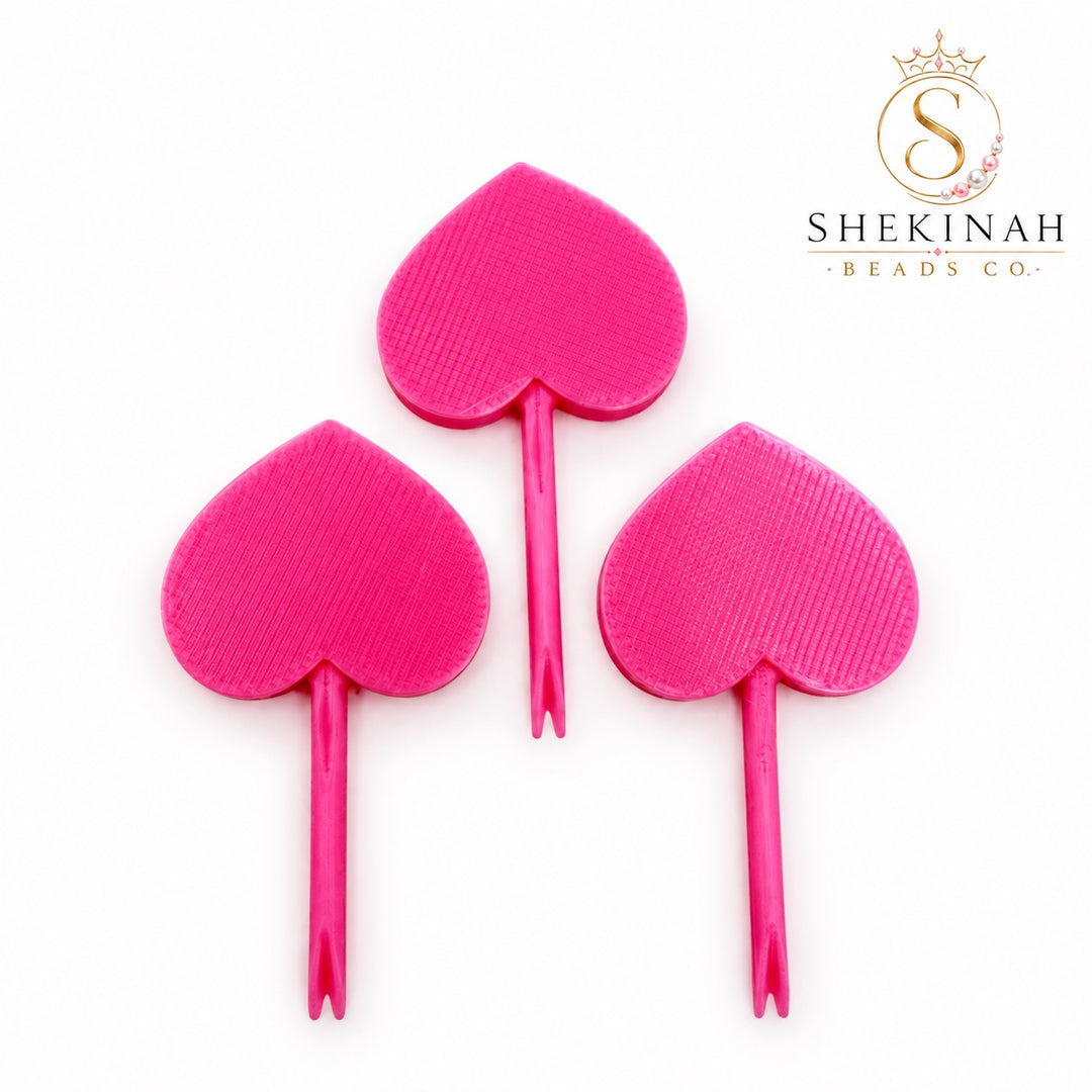 Enhebrador de paracord 3D con forma de corazón rosa y punta para insertar cordón en beads