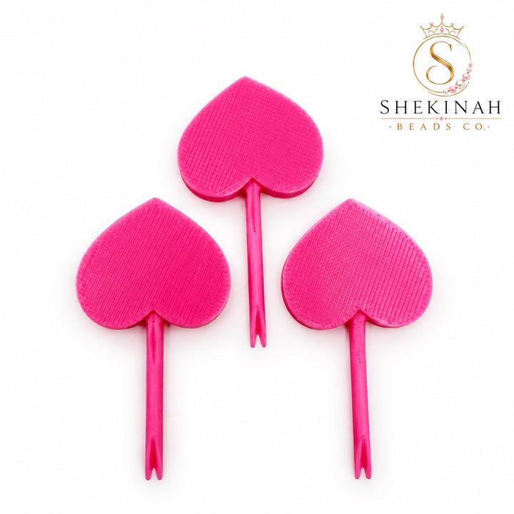 Enhebrador de paracord 3D con forma de corazón rosa y punta para insertar cordón en beads