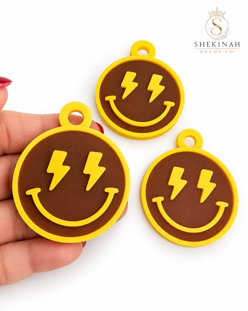 Charm 3D smiley con rayos amarillo
