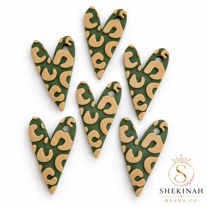 Wild Heart Long 3D Print corazón alargado verde oscuro con animal print dorado - Shekinah Beads Co.